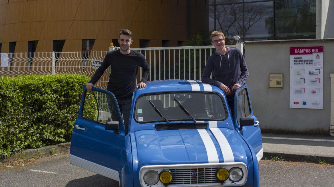 Equipage 175 devant le campus IGS Toulouse