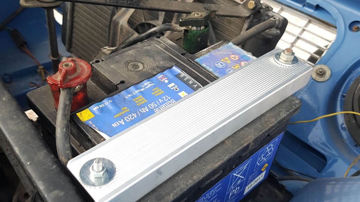 Fixation d&rsquo;une barre de sécurité sur la batterie