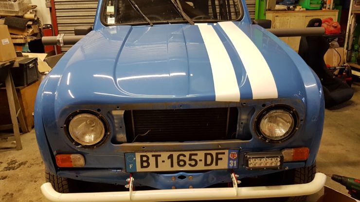 Démontage de la grille de protection avant